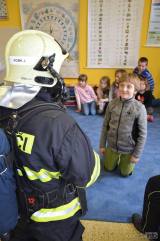 20180321213640_ViewImage (3): Základní školu v Žehušicích navštívil spolu s hasiči i dráček Hasík